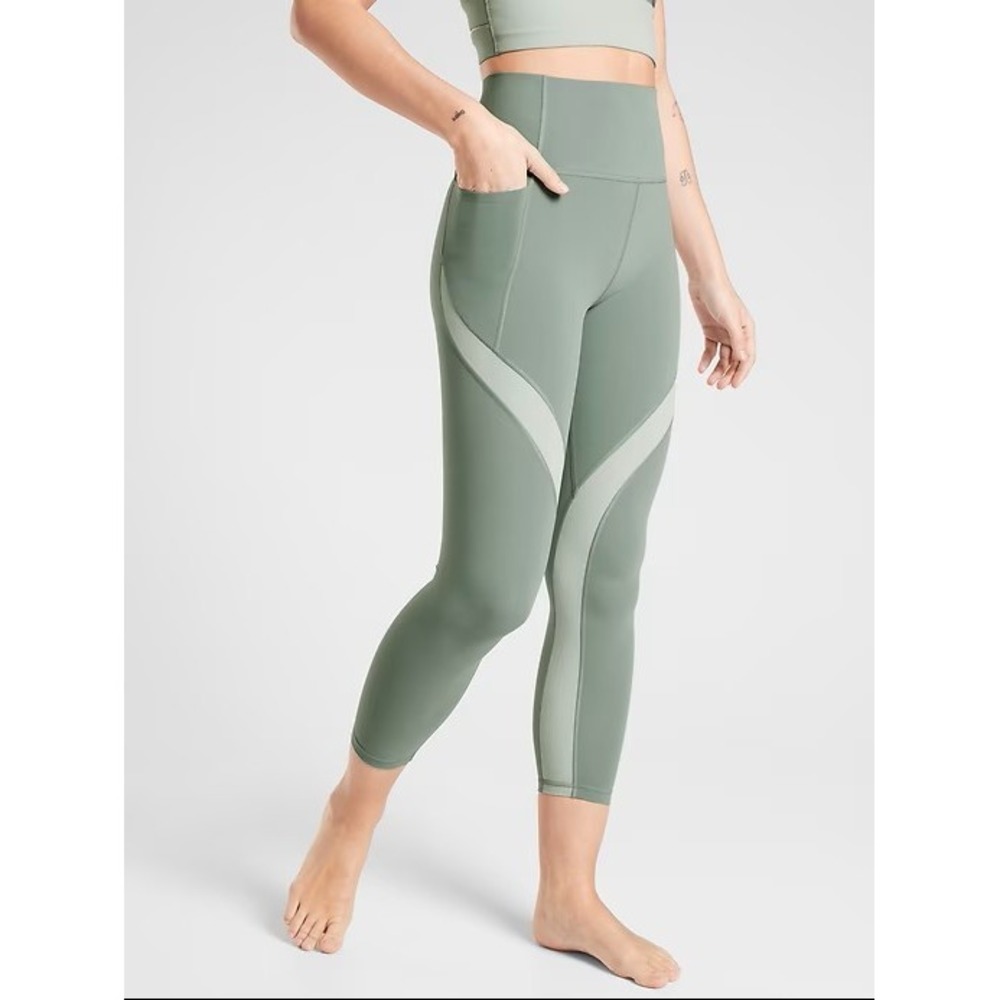 Athleta Salutation Stash Pocket 7/8 Tight Leggings Sage Green Small Yoga Gym EUC